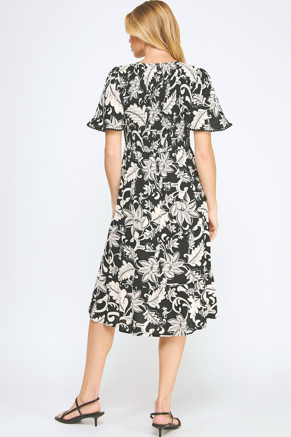 Vestido Midi Negro con Estampado Blanco y Mangas Cortas