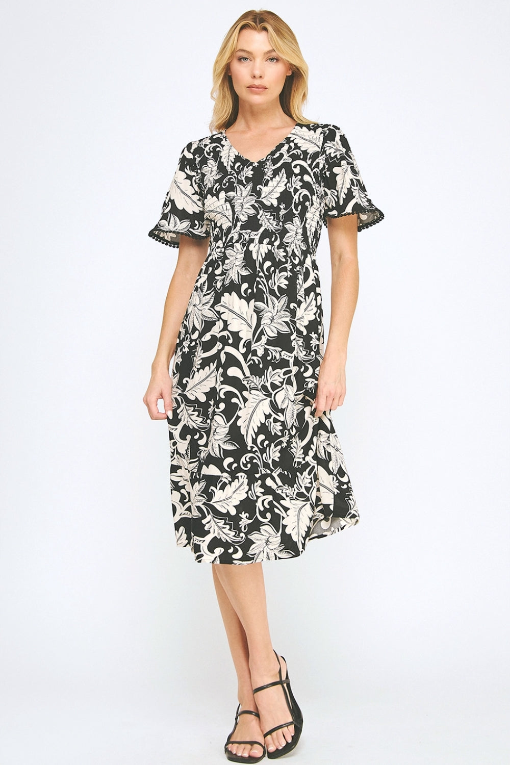 Vestido Midi Negro con Estampado Blanco y Mangas Cortas