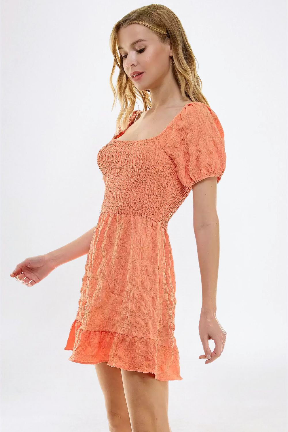 Vestido Corto Coral con Manga Abullonada