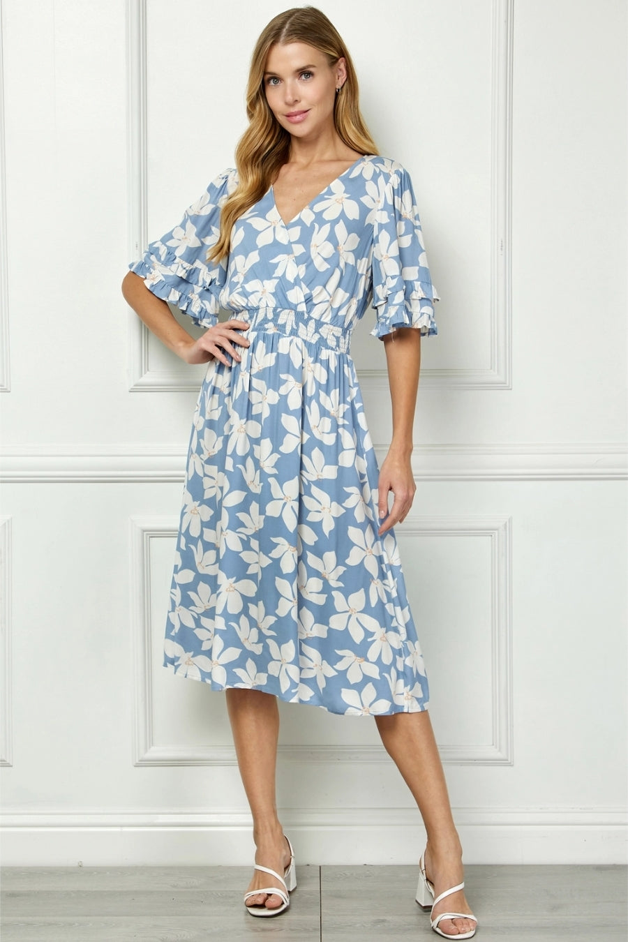 Vestido Midi Floral Azul con Flores Blancas