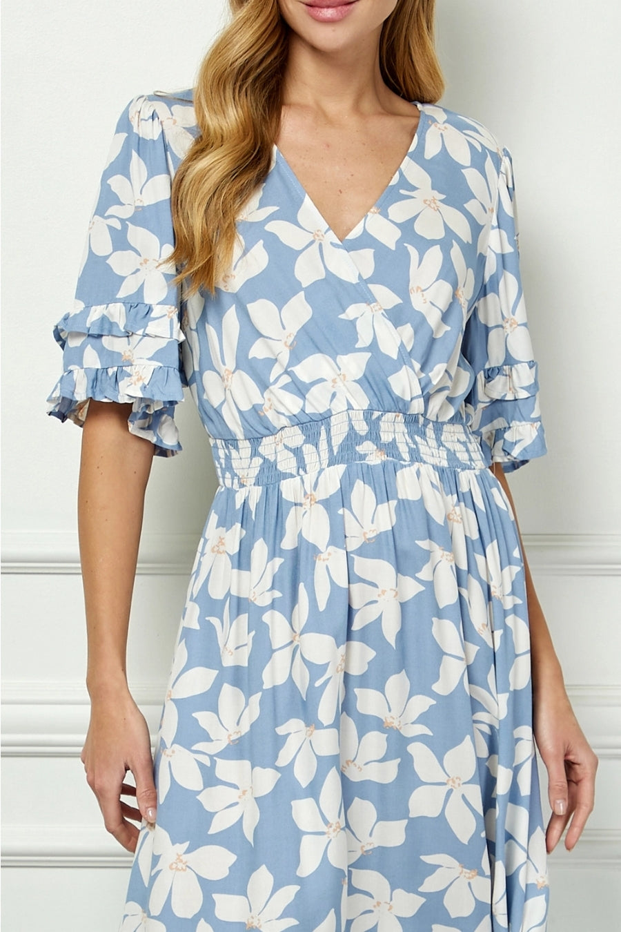 Vestido Midi Floral Azul con Flores Blancas