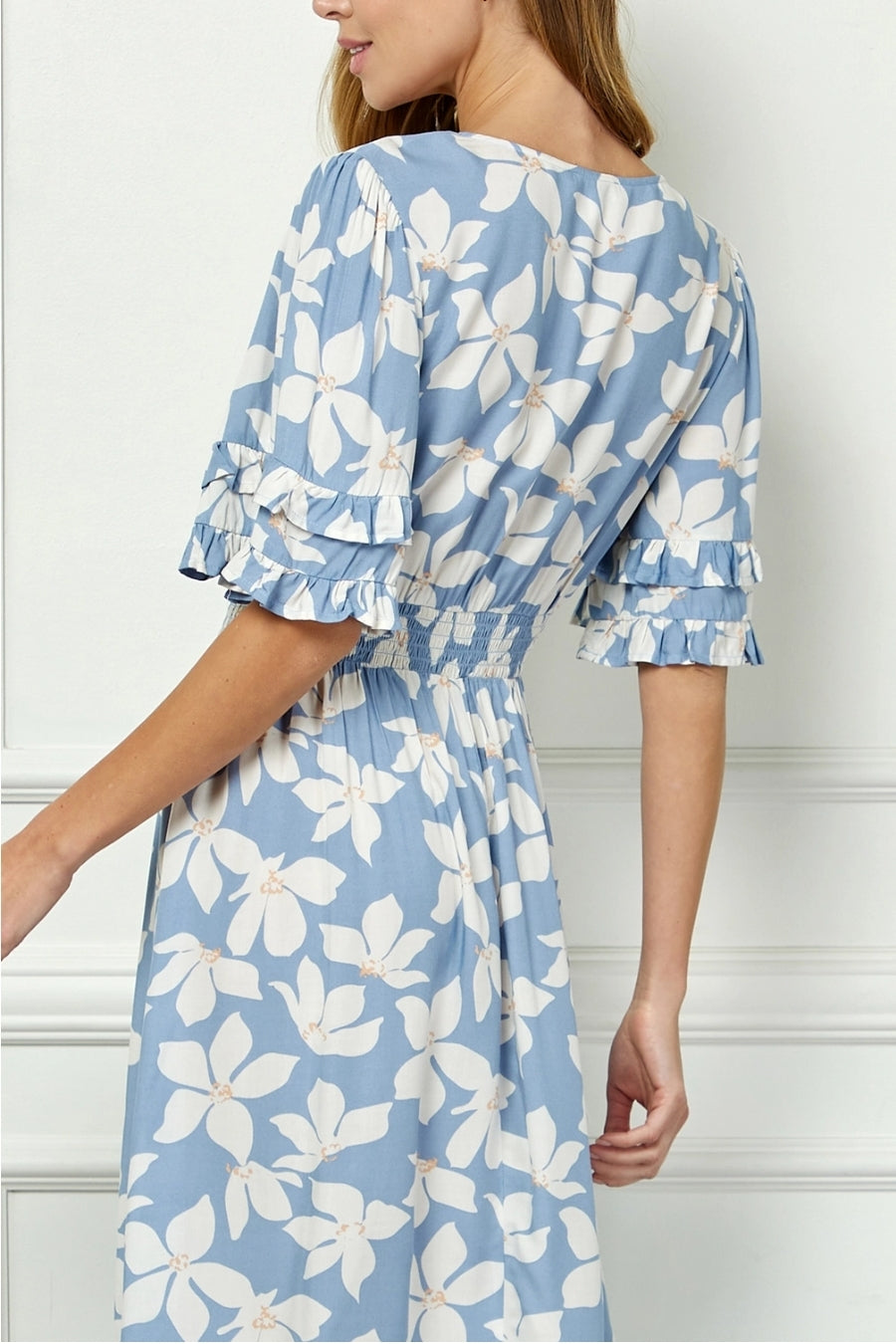 Vestido Midi Floral Azul con Flores Blancas