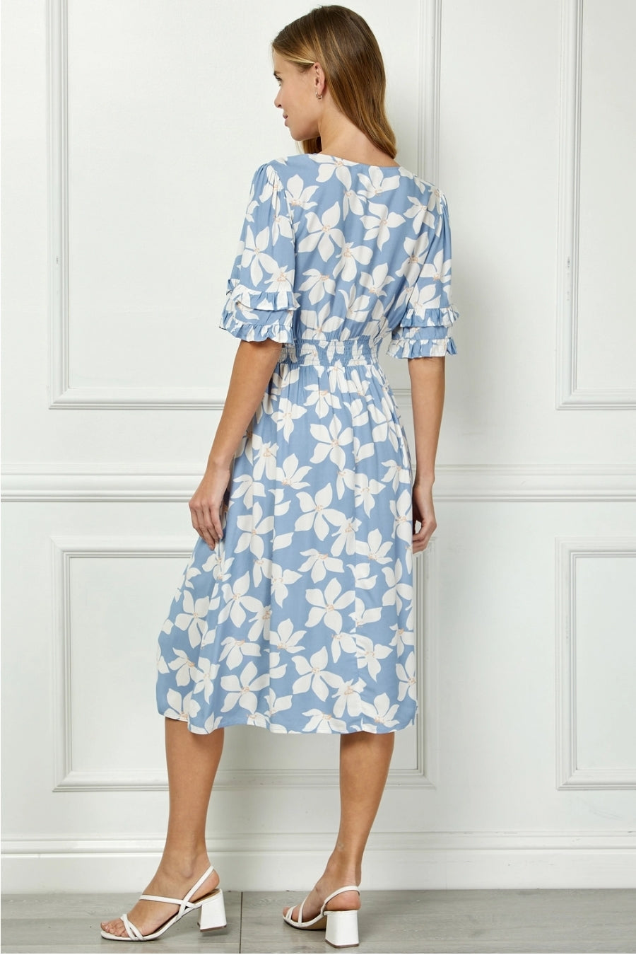 Vestido Midi Floral Azul con Flores Blancas