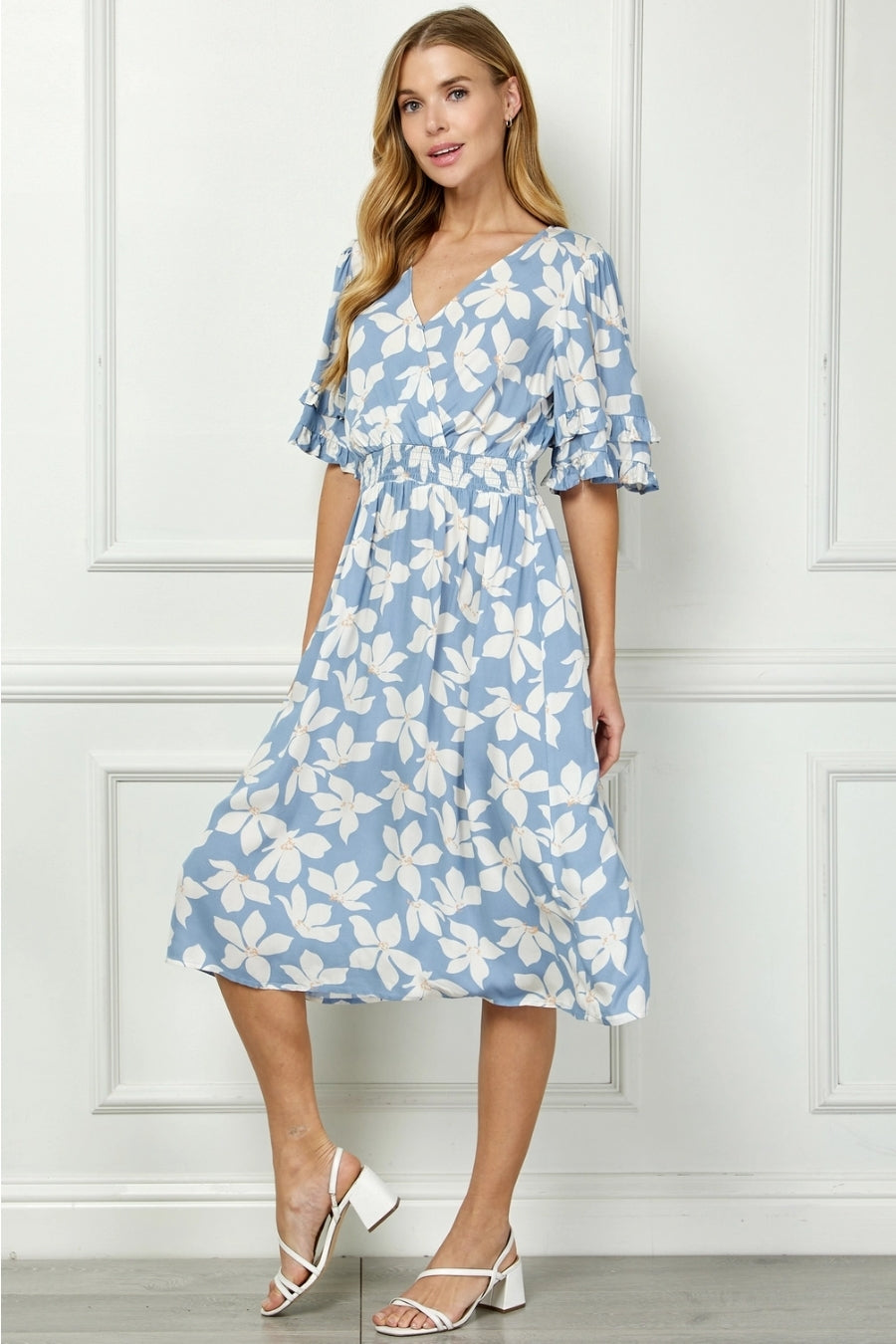 Vestido Midi Floral Azul con Flores Blancas