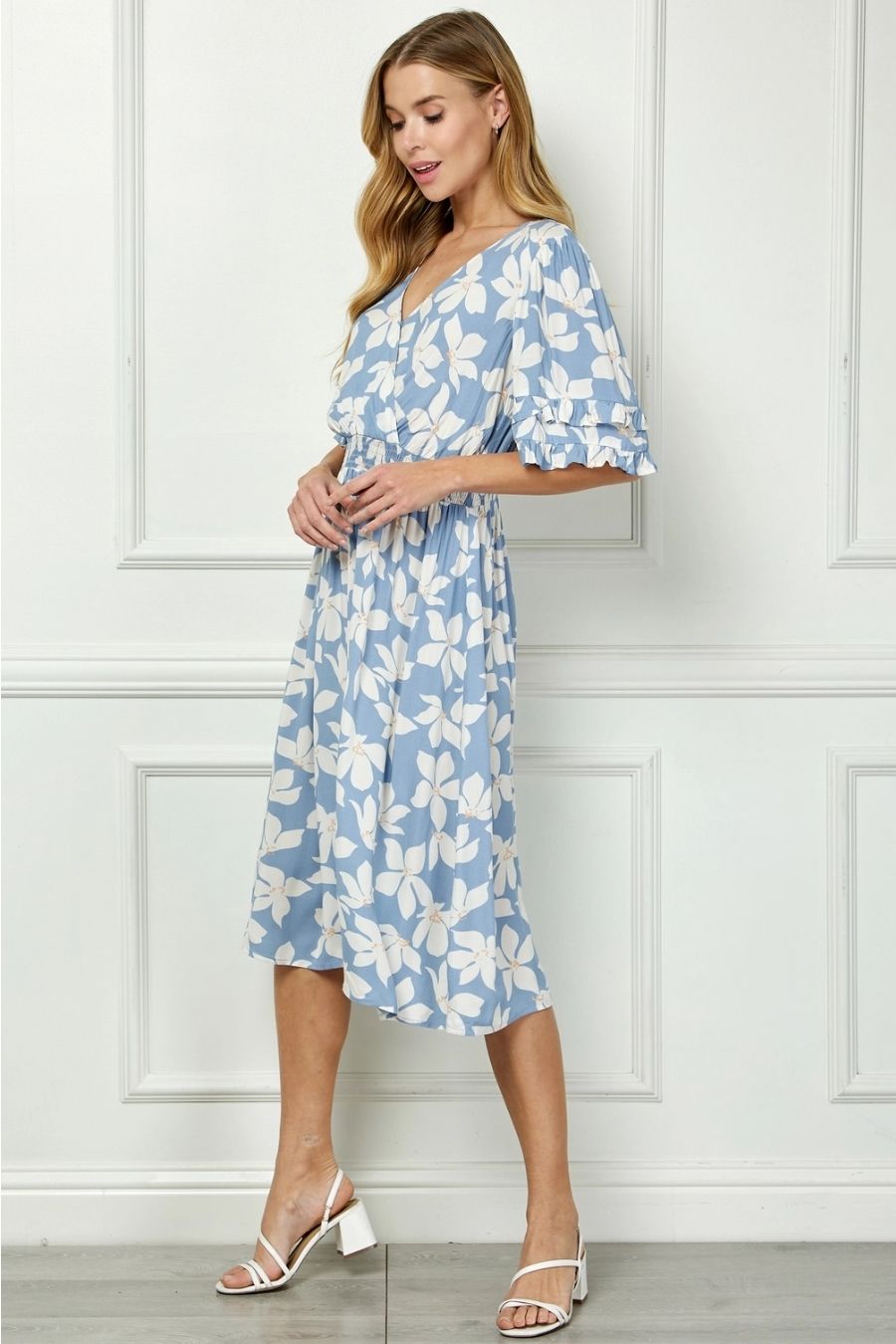 Vestido Midi Floral Azul con Flores Blancas