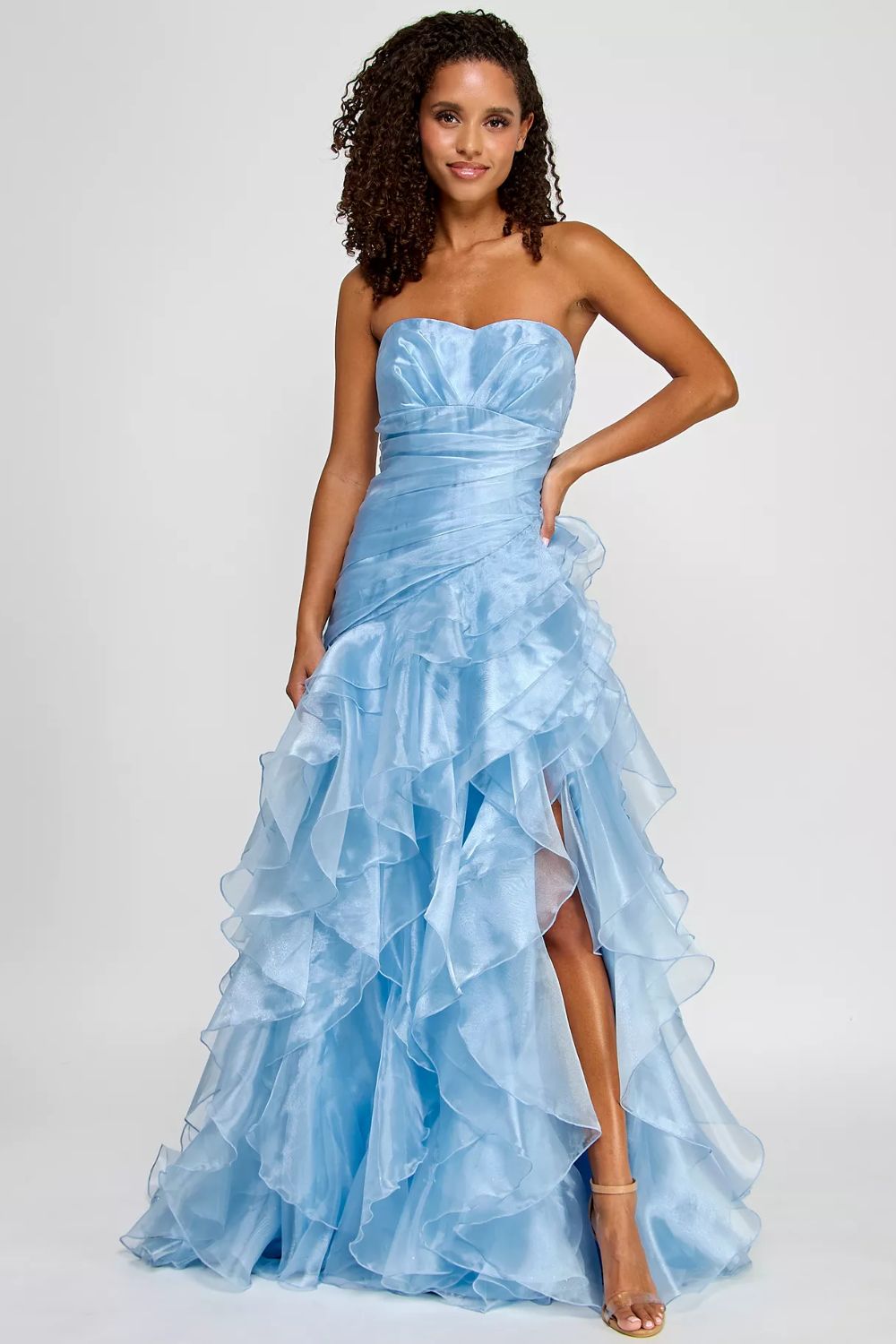 Vestido largo strapless con drapeado en cintura y caida fluida en capas