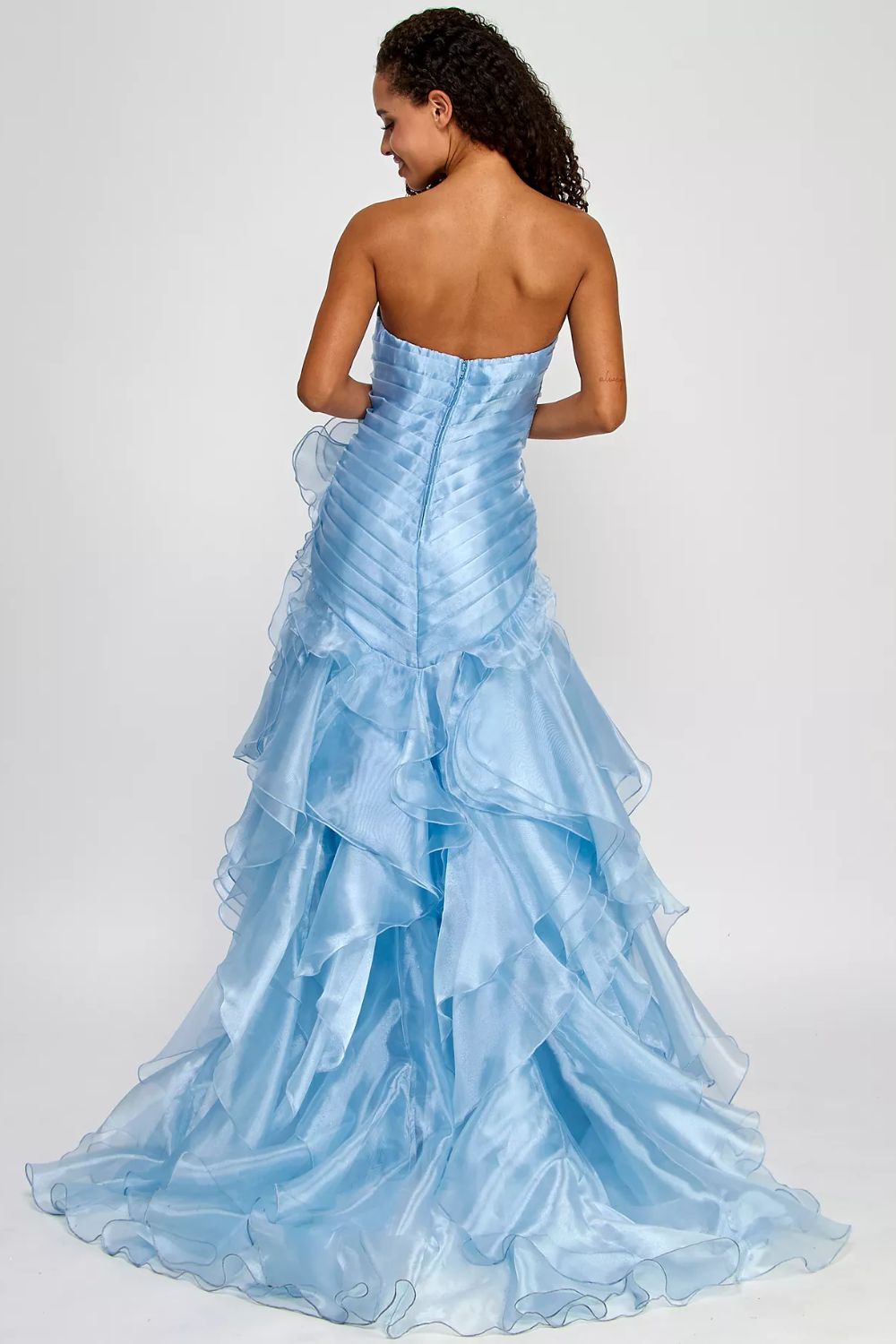 Vestido largo strapless con drapeado en cintura y caida fluida en capas