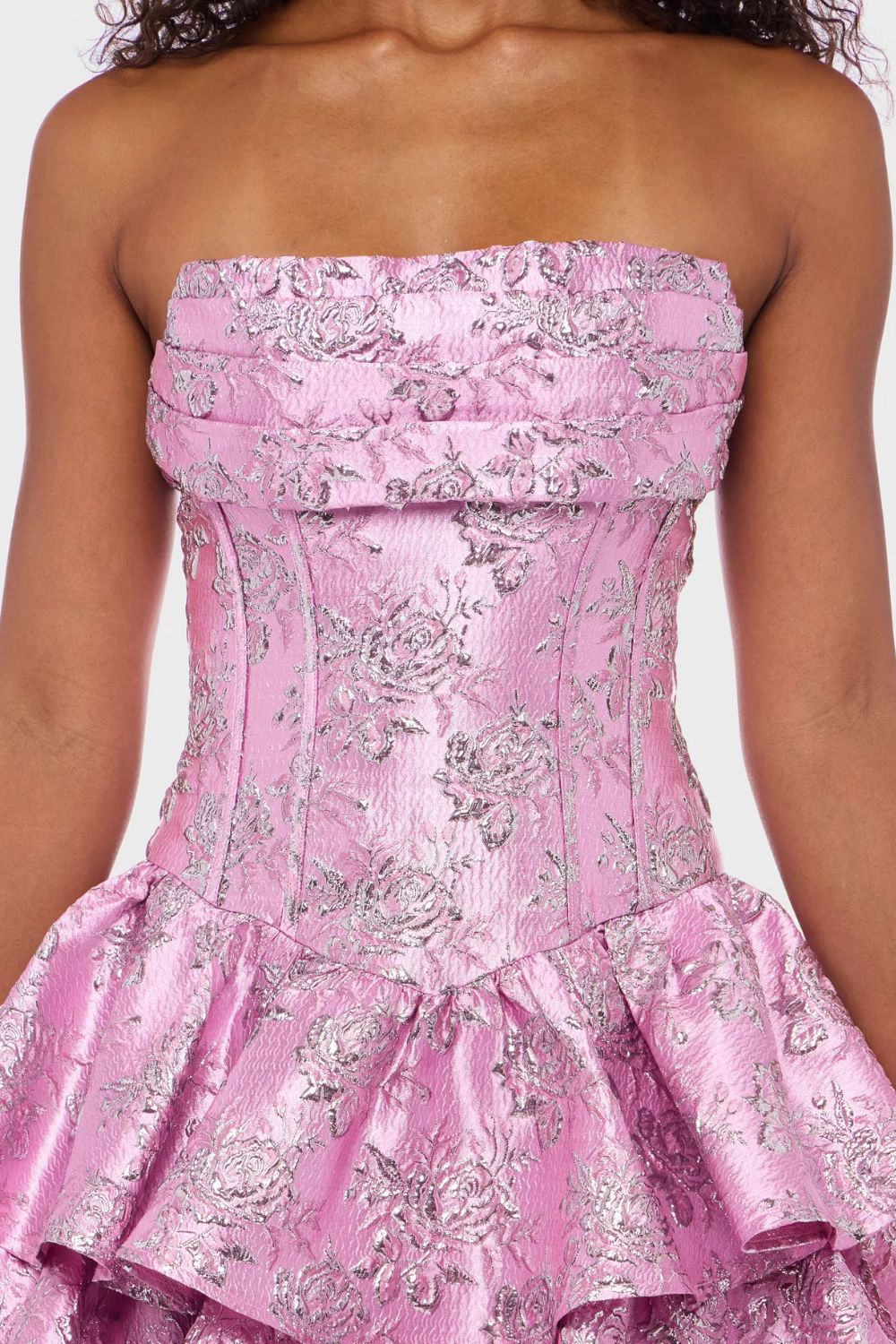 Vestido corto strapless rosa con textura floral y caida estructurada en capas