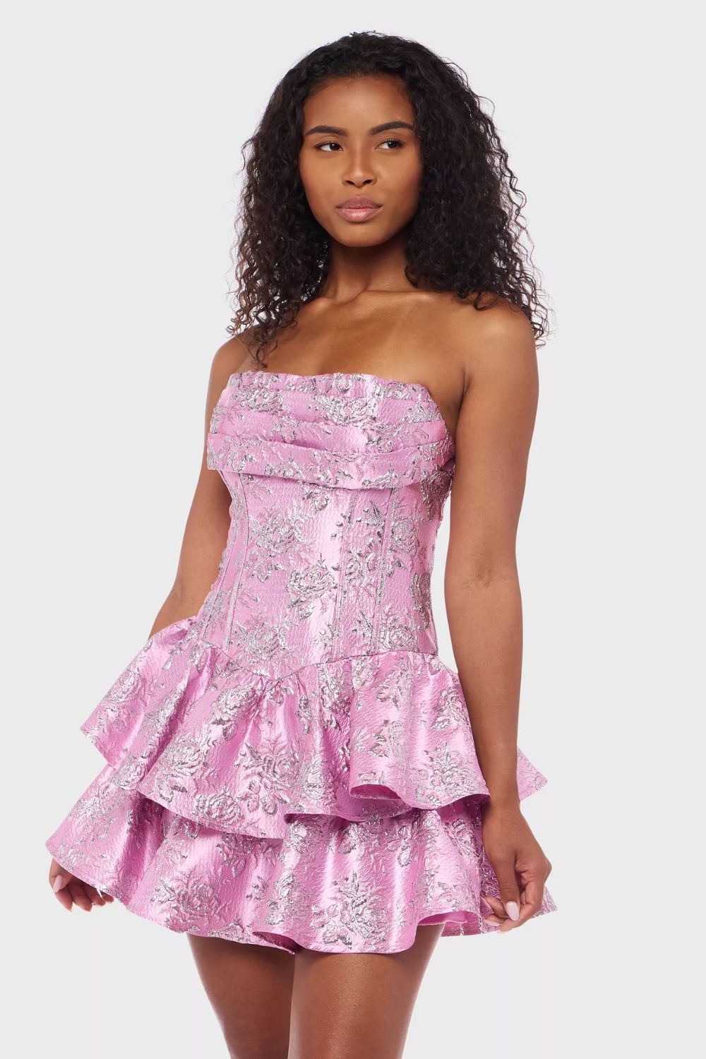 Vestido corto strapless rosa con textura floral y caida estructurada en capas