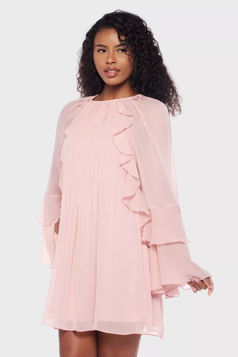 Vestido corto de manga larga con olanes y silueta fluida rosa blush