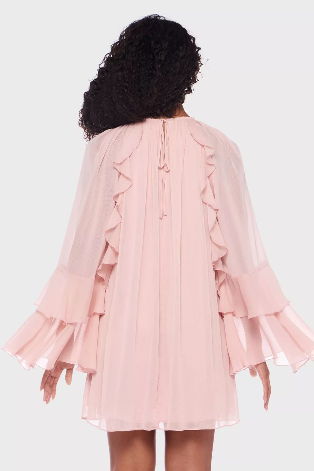 Vestido corto de manga larga con olanes y silueta fluida rosa blush