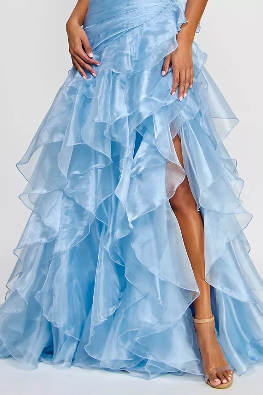 Vestido largo strapless con drapeado en cintura y caida fluida en capas