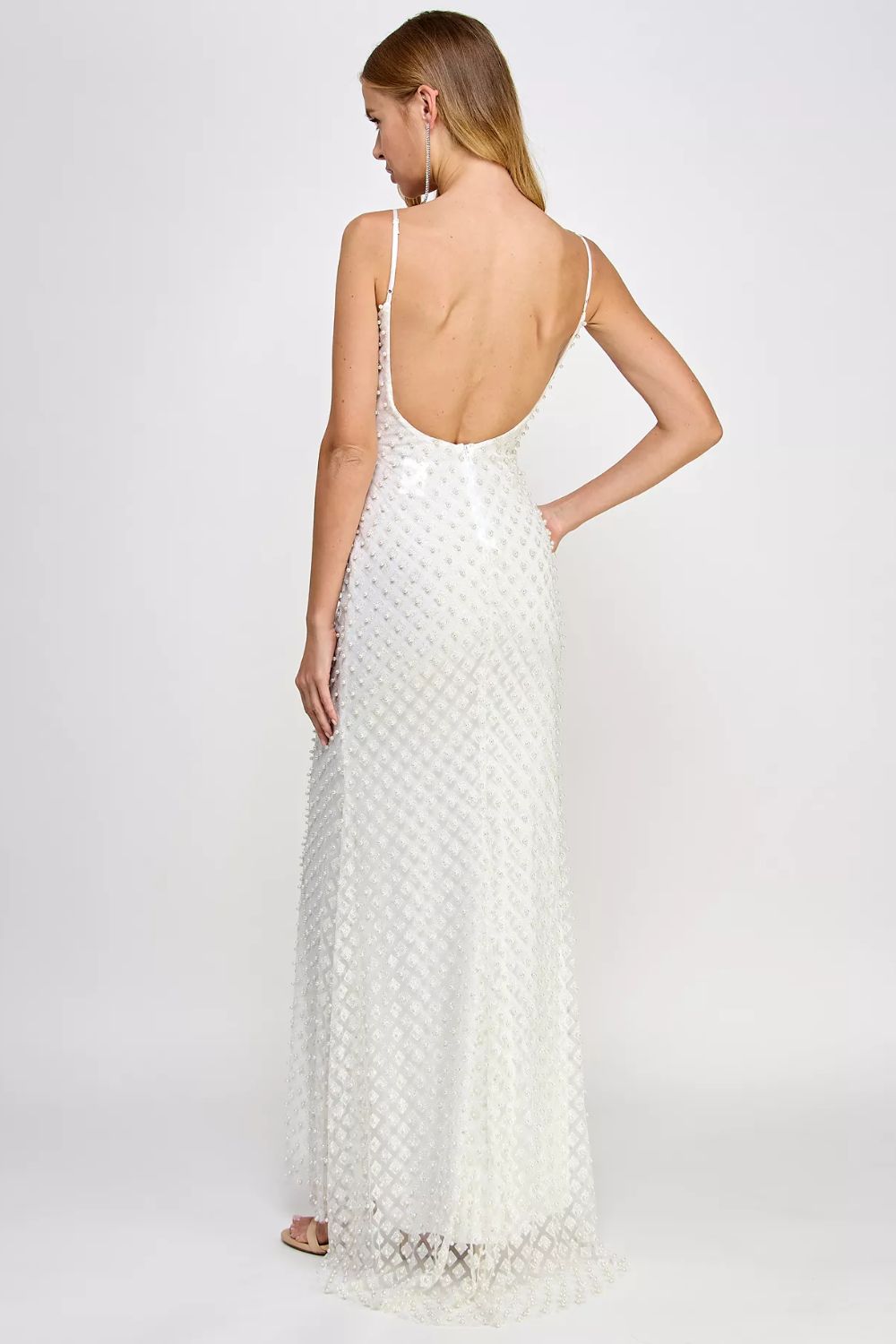 Vestido largo blanco con perlas, brillos tornasol y corte recto