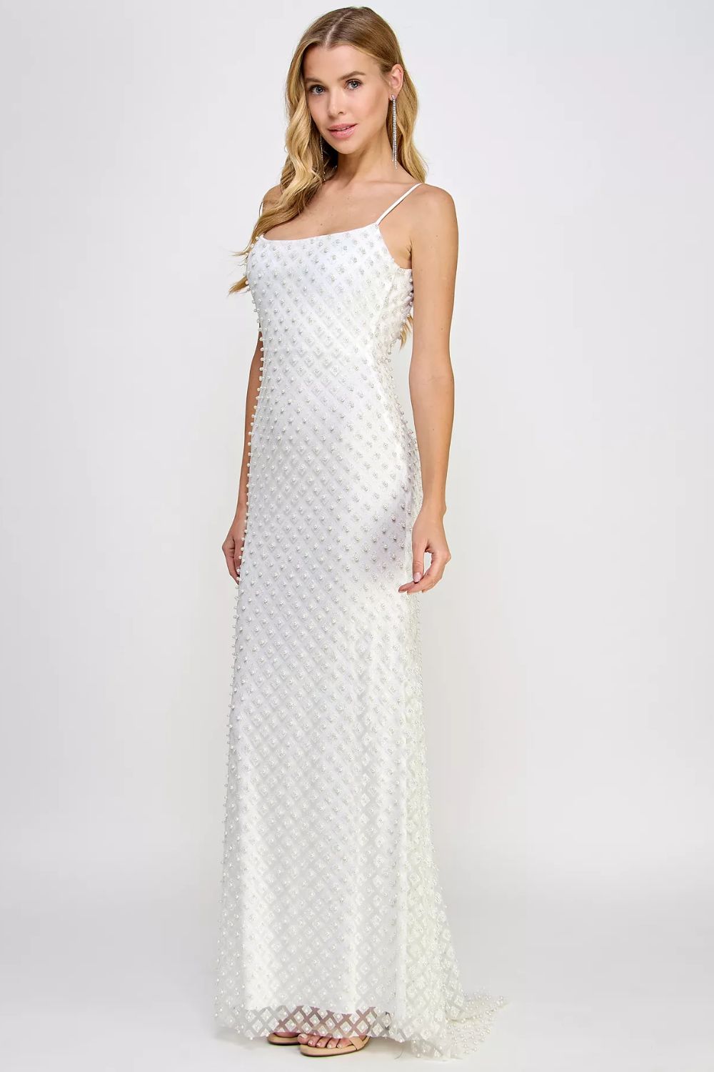 Vestido largo blanco con perlas, brillos tornasol y corte recto