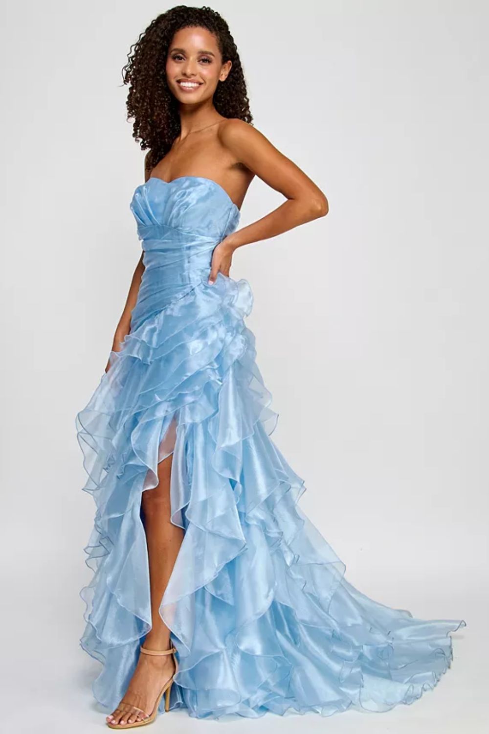 Vestido largo strapless con drapeado en cintura y caida fluida en capas