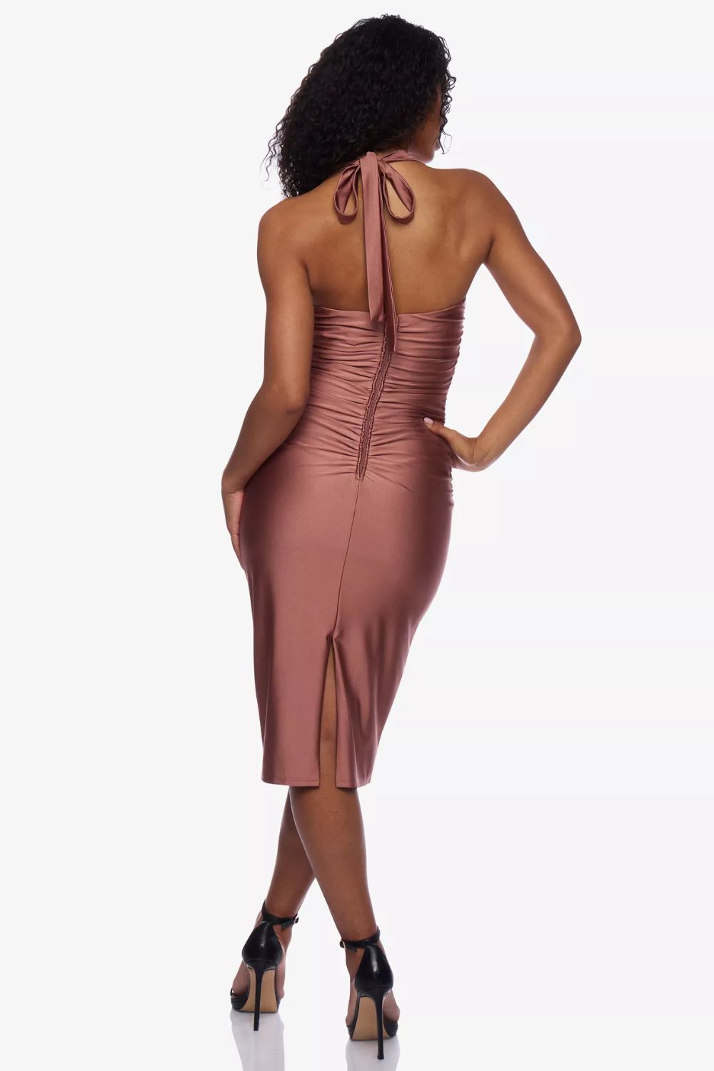 Vestido midi con escote halter y silueta ajustada en satín