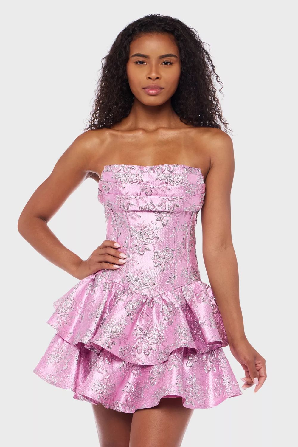 Vestido corto strapless rosa con textura floral y caida estructurada en capas