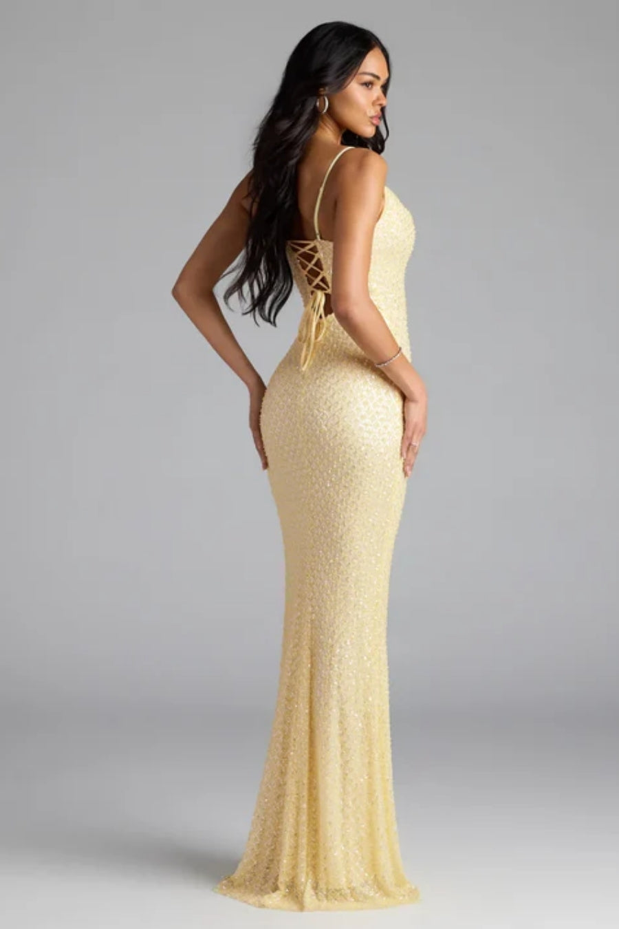 Vestido Largo Amarillo con Aplicaciones Brillantes | $800 pz