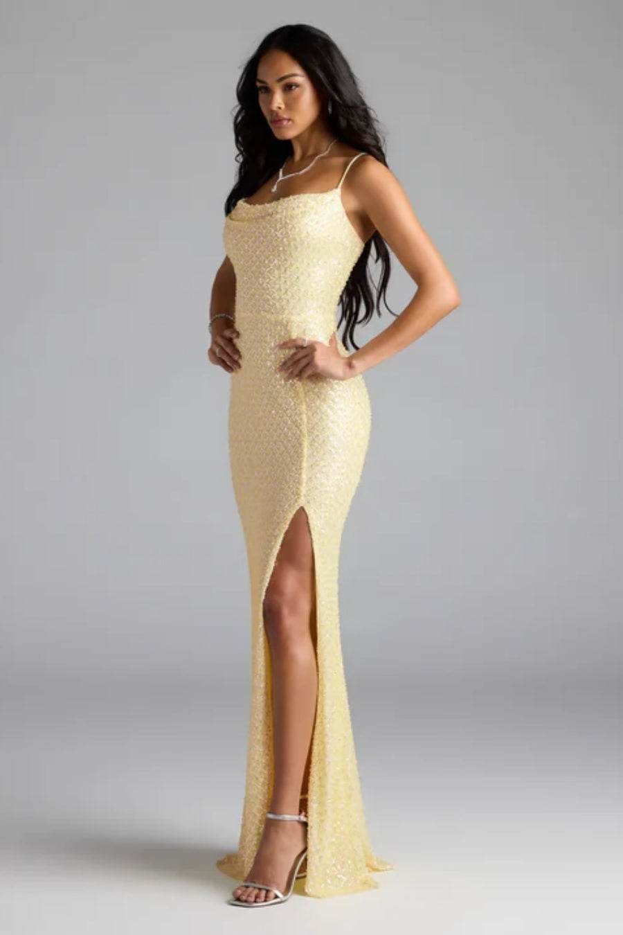 Vestido Largo Amarillo con Aplicaciones Brillantes | $800 pz