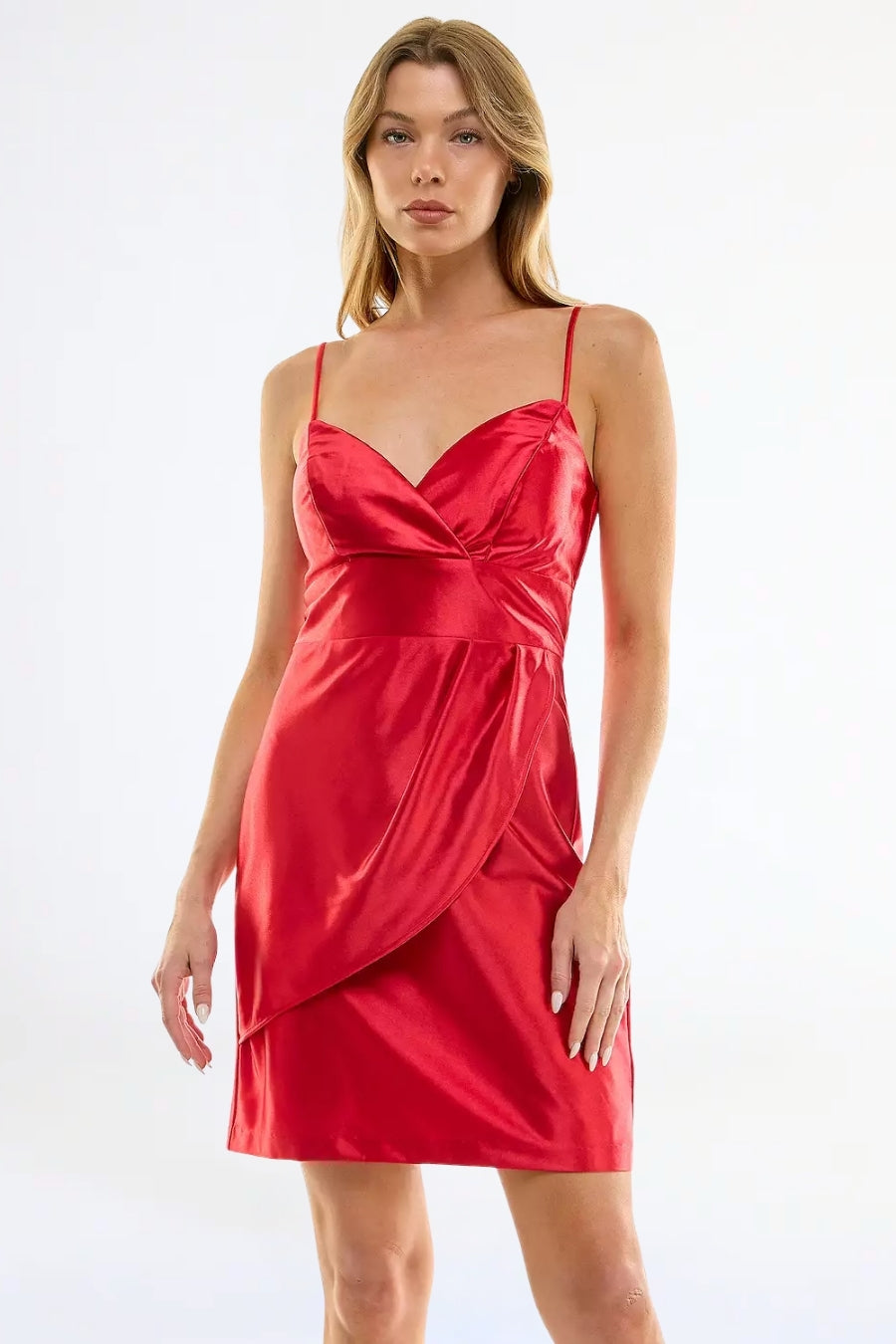 Vestido Corto Satinado Rojo | $340 pz