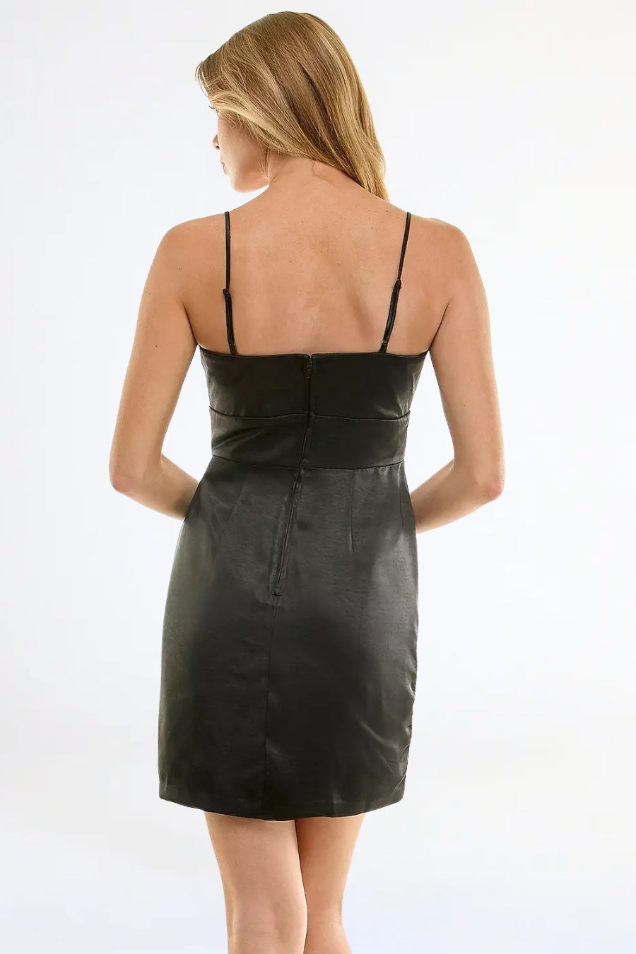 Vestido Corto Satinado Negro | $340 pz
