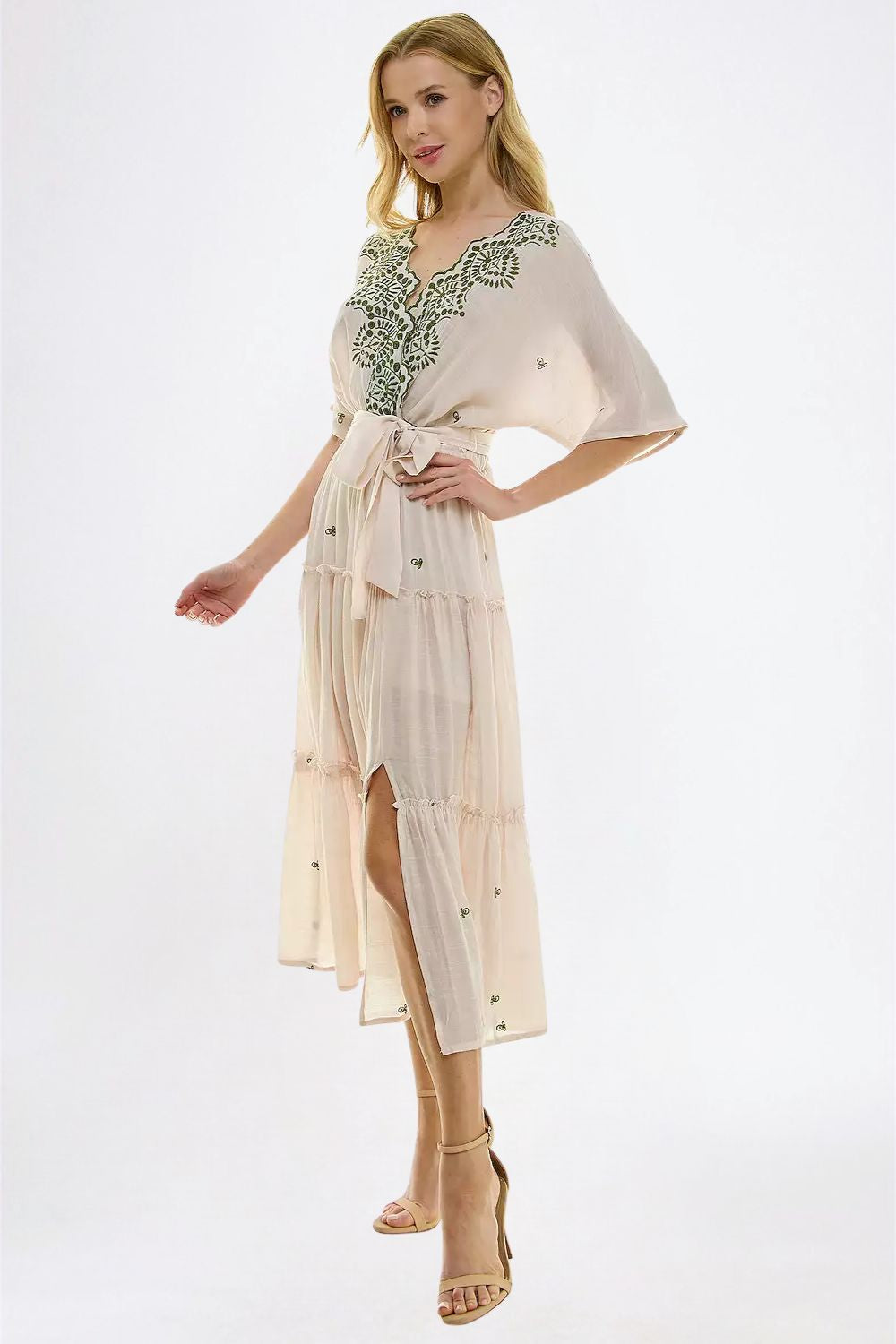 Vestido Midi Beige con Bordado Verde y Cinturón